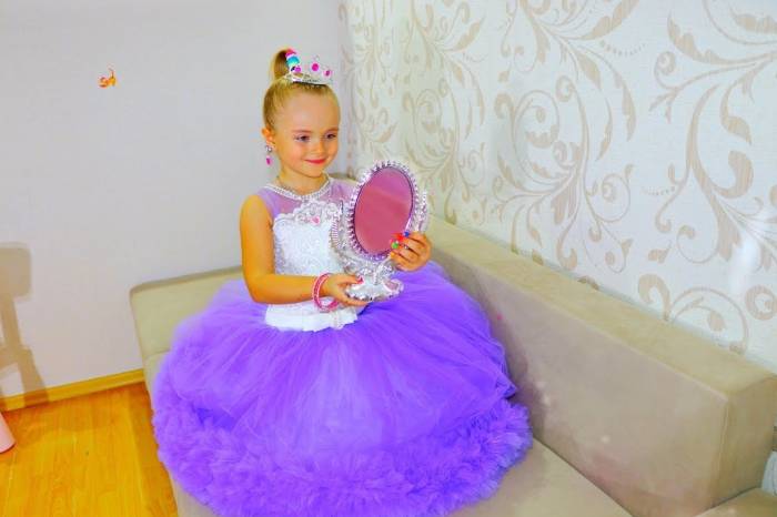 Девочка любуется на себя в зеркало