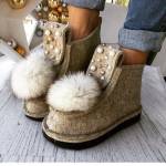 Женские валенки с меховыми помпонами