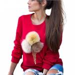 Девушка в свитшоте с помпонами