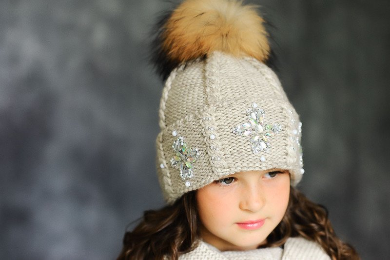 девочка в шапке с помпоном