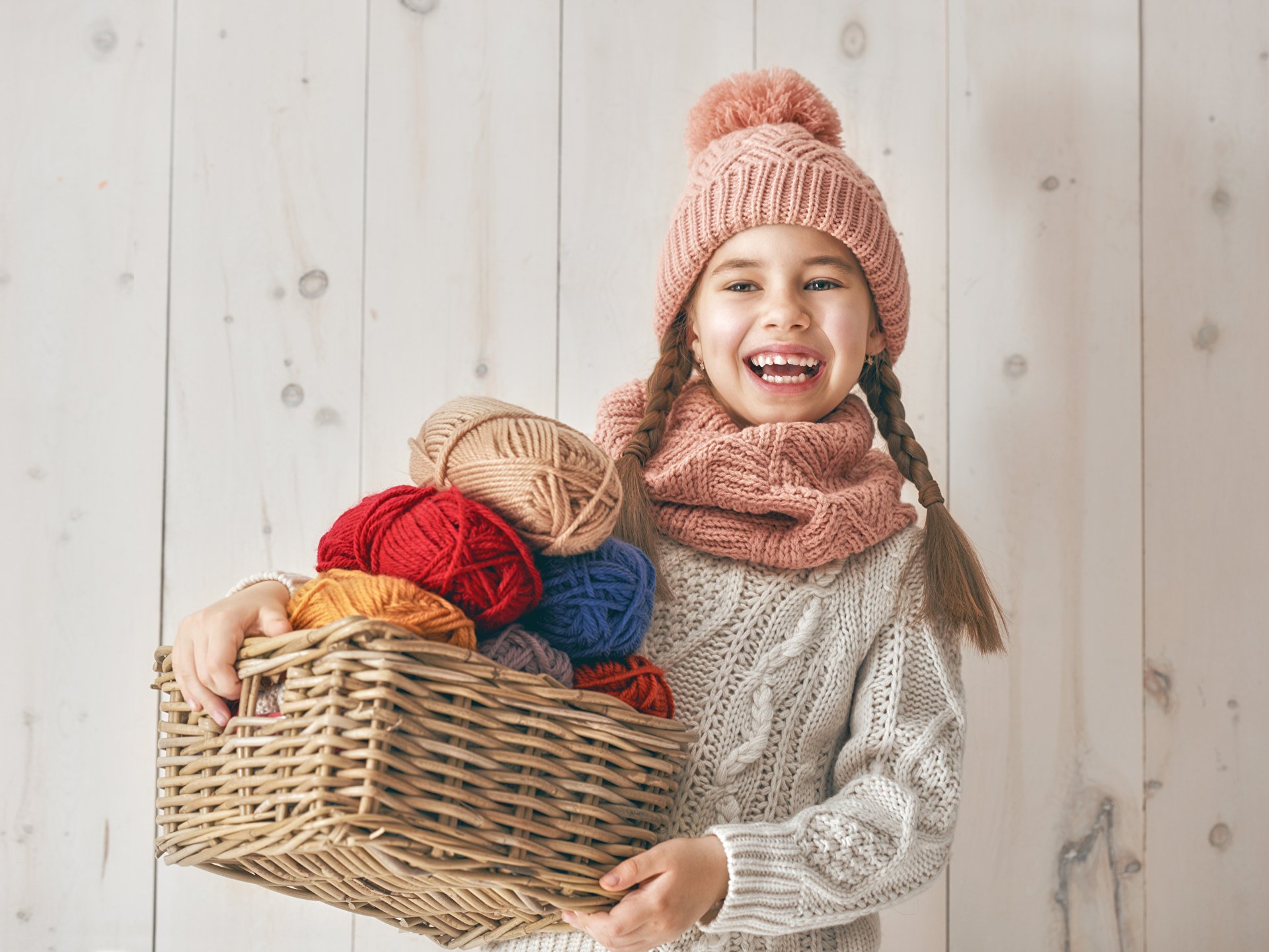 девочка с коробкой пряжи