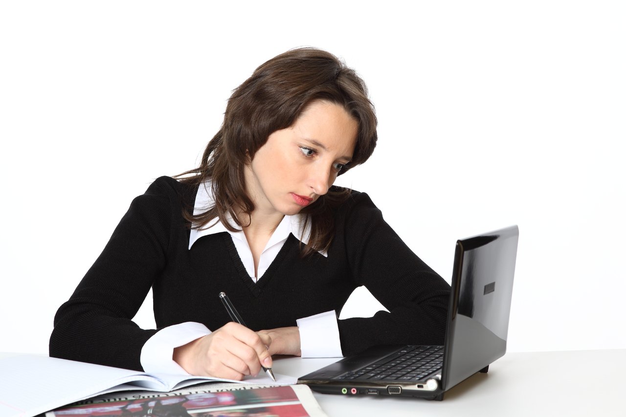 Женщина помогает супругу в поисках работы