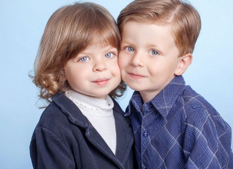Девочка и мальчик — двойняшки
