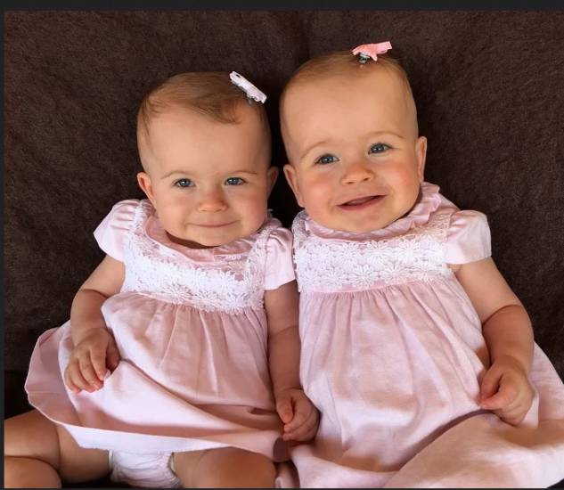 Девочки-близнецы