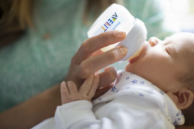 новорожденный с бутылочкой