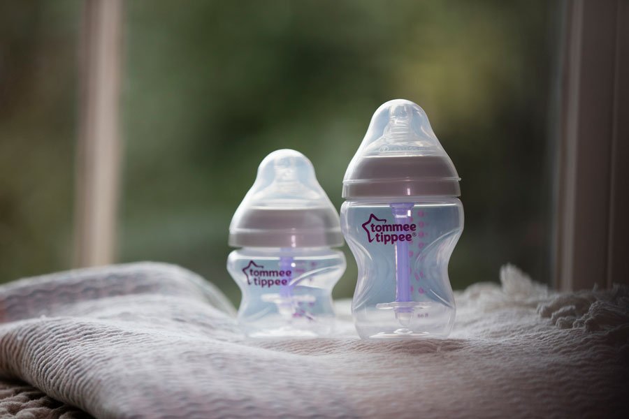 две бутылочки стоят на полотенце