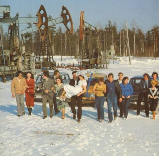свадебное фото с нефтяными насосами