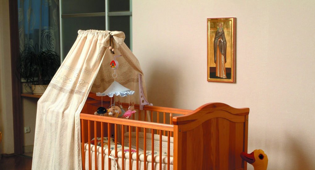 ребенок перед иконой