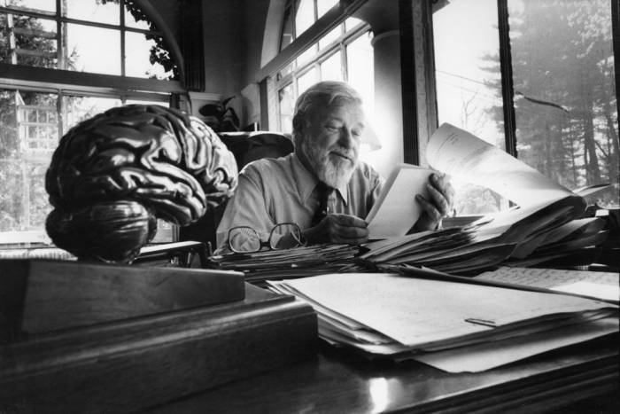 Гленн Доман за рабочим столом