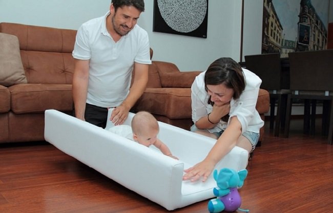 Младенец ползёт по треку