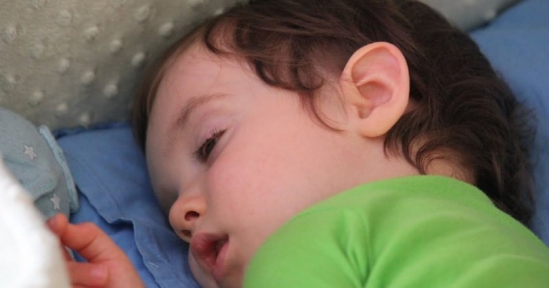 Сон с приоткрытыми глазами – норма для ребёнка до двух лет, однако нельзя исключать и патологическое состояние.