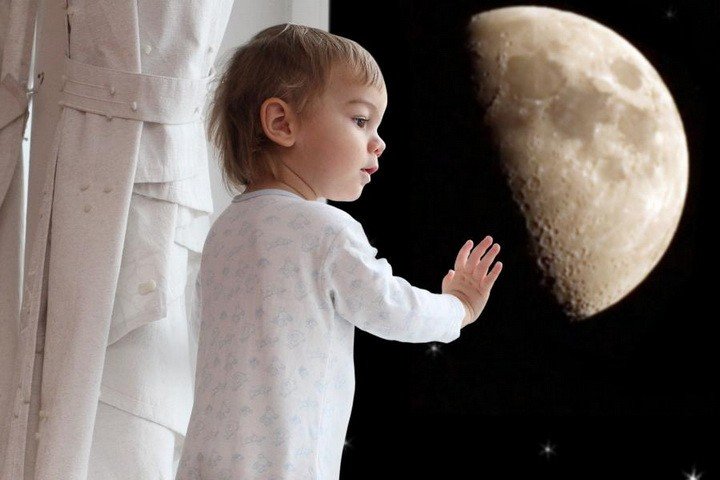 Ребёнок ходит во сне, на заднем плане луна