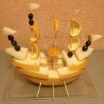 Фруктовая лодка из дыни