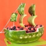 Фруктовая лодка из арбуза