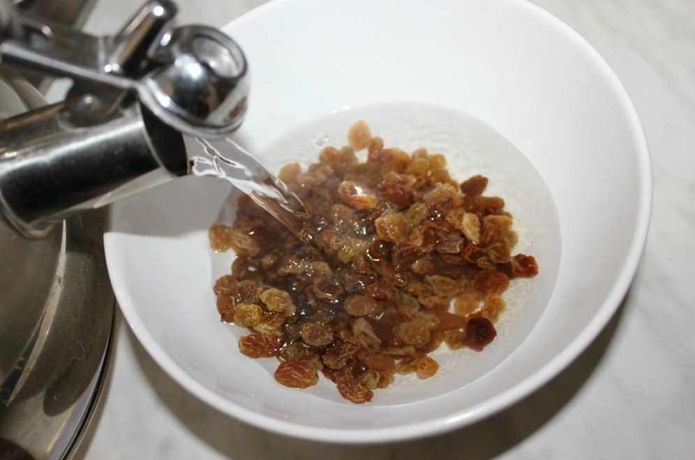 Изюм и курагу заливаем горячей водой