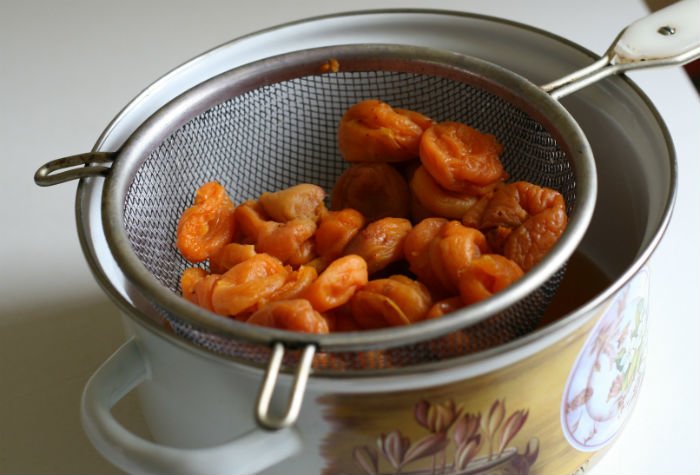 Сливаем воду из сухофруктов