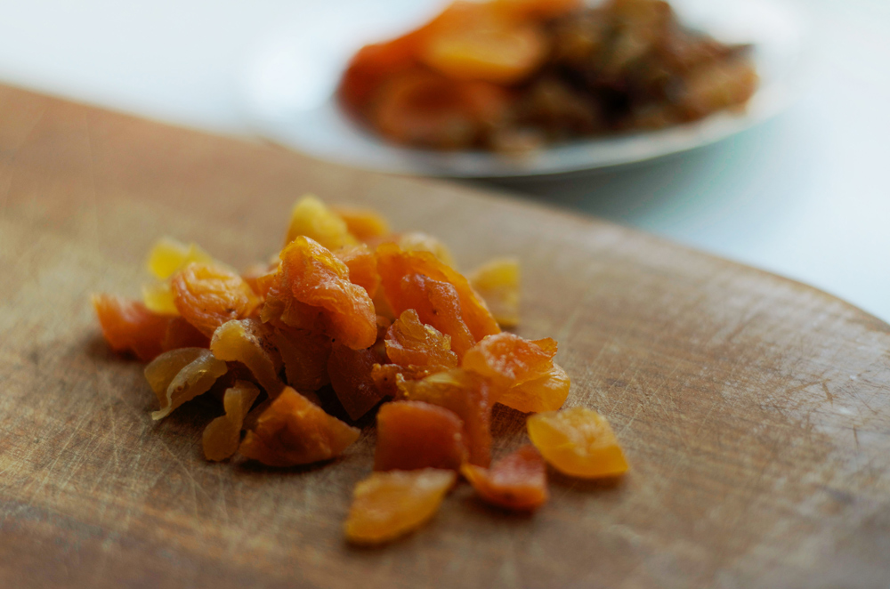 Нарезаем курагу