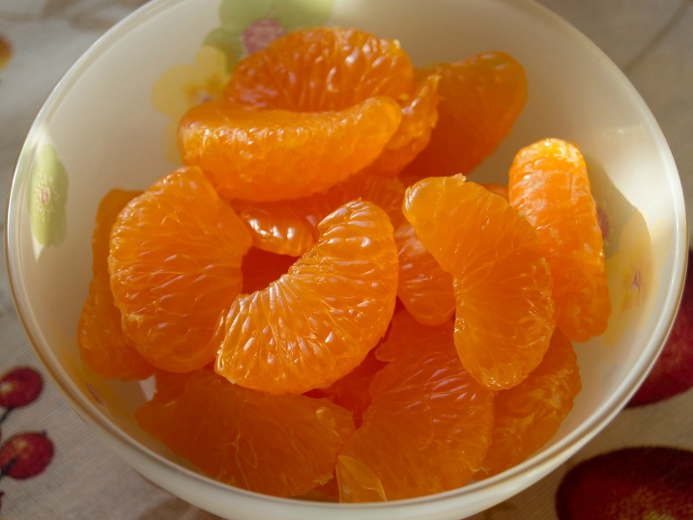 Очищенные и поделенные на дольки мандарины