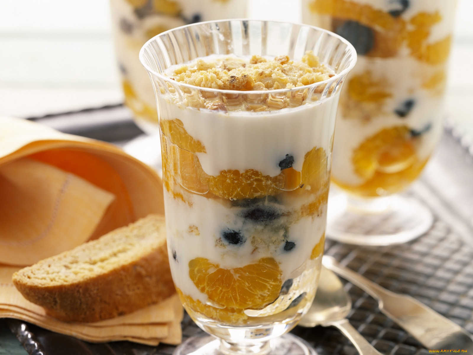 Фруктовый салат в бокале