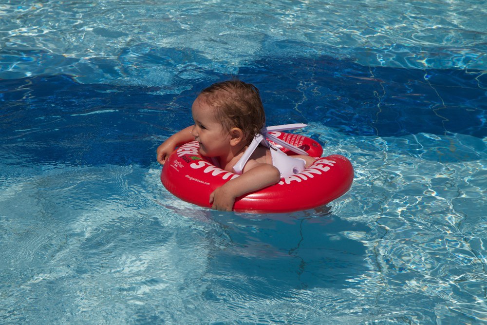 Ребёнок в надувном бассейне