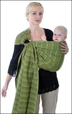 Ребёнок в слинге с кольцами