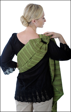 Надевание слинга с кольцами для ношения ребёнка на боку