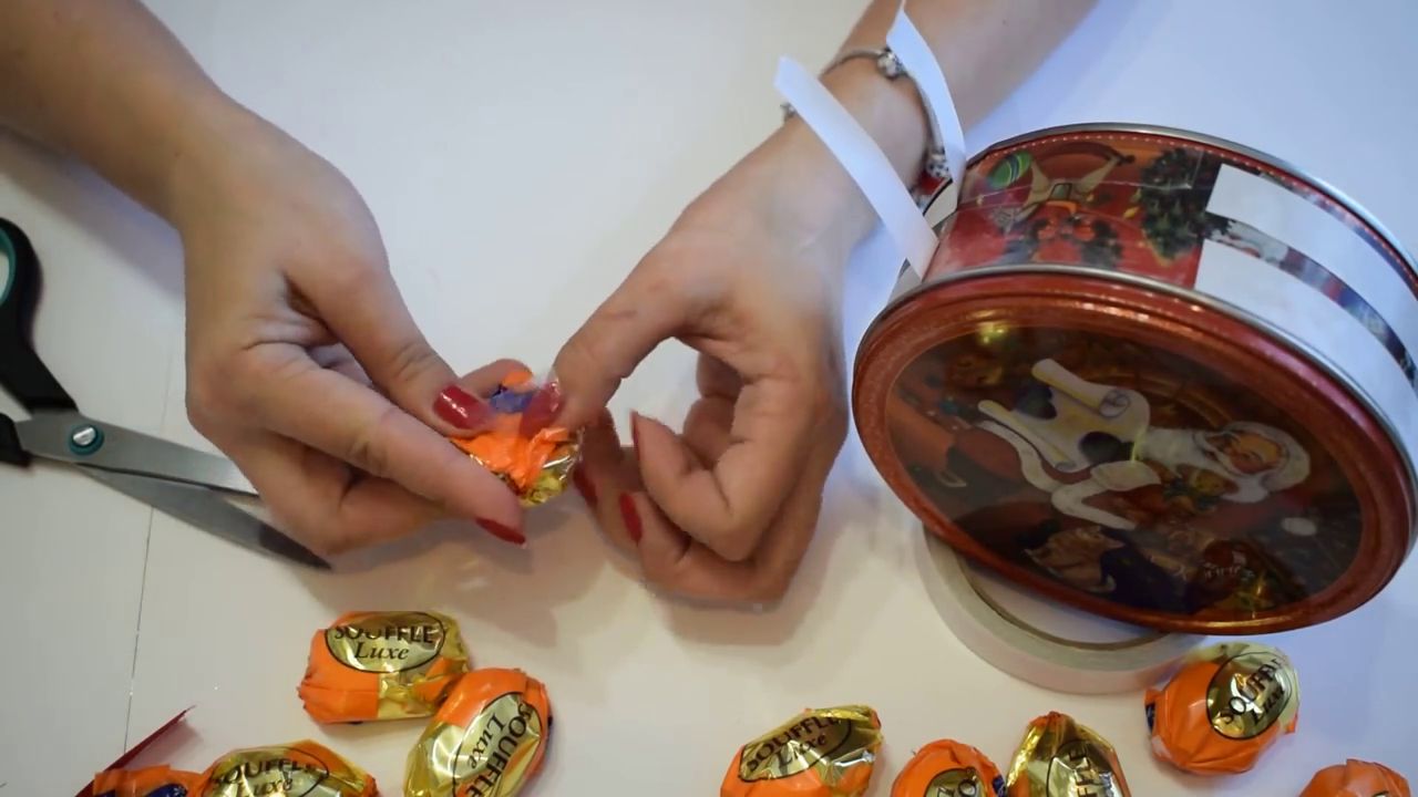 Жестяная коробка и конфеты