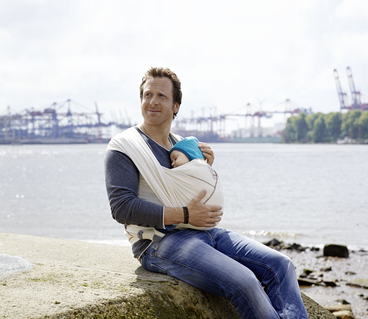 в слинге-шарфе