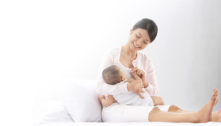 Женщина кормит ребёнка грудью