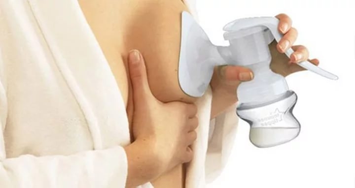 Женщина сцеживает грудь молокоотсосом