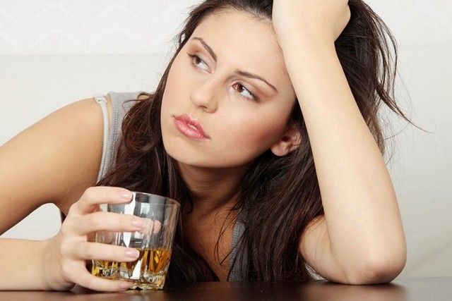 Употребление алкоголя опасно для женщины
