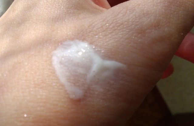 Выделения белого цвета